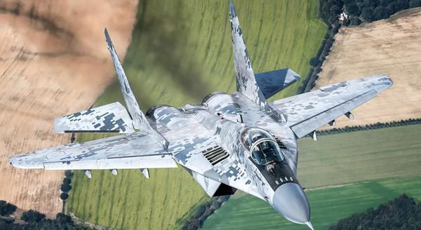 MiG-29 là một trong những tiêm kích chủ lực của không quân Ukraine. Trước khi giao tranh với Nga nổ ra, không quân Ukraine có 210 máy bay quân sự các loại, trong đó có 98 chiếc tiêm kích.