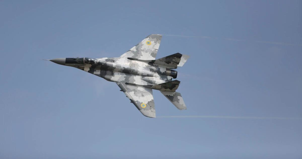 Tiêm kích MiG-29 có tốc độ tối đa 2.400 km/h, trần bay 18 km, tuy vậy chúng lại có tầm bay khá ngắn dưới 1.000 km, trong khi ở F-16 là 1.300 km.