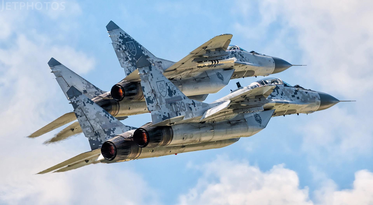 MiG-29 có thể mang được trọng lượng vũ khí 3.500 kg bao gồm 6 tên lửa không đối không loại AA-8 Aphid, AA-10 Alamo, AA-11 Archer, AA-12 Adder, bom FAB 500-M62, FAB-1000, TN-100, ECM Pods, S-24, AS-12, AS-14…