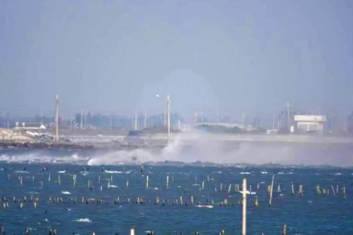 Những hình ảnh được truyền thông Đài Loan đăng tải cho thấy, hiện trường thảm khốc của vụ rơi tiêm kích F-16V hôm 11/1 vừa rồi, khi chiếc chiến đấu cơ của hòn đảo này đâm thẳng xuống biển.