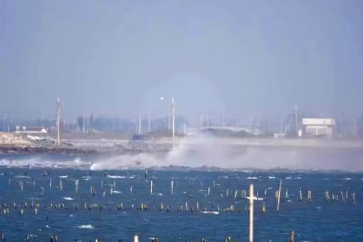 Những hình ảnh được truyền thông Đài Loan đăng tải cho thấy, hiện trường thảm khốc của vụ rơi tiêm kích F-16V hôm 11/1 vừa rồi, khi chiếc chiến đấu cơ của hòn đảo này đâm thẳng xuống biển.