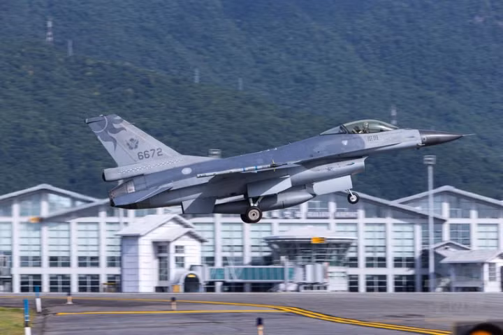 Người điểu khiển chiếc tiêm kích gặp tai nạn được xác định là phi công, Đại úy Trần Dịch - người được cho là có kinh nghiệm khá tốt trong lĩnh vực bay biển.