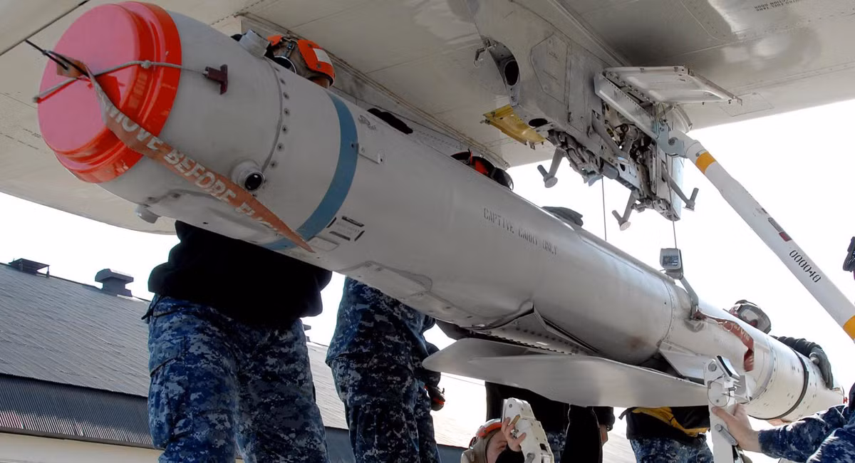 Là loại tên lửa chống hạm cực mạnh đồng thời đơn giá của chúng cũng rất đắt đỏ khi lên tới 2 triệu USD/quả.