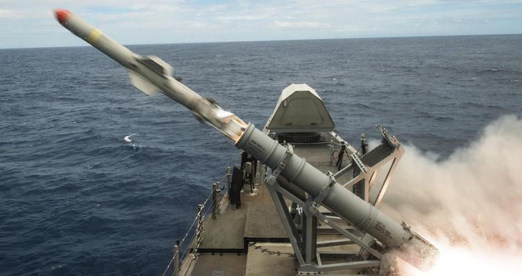 Tuy nhiên khi được trang bị trên máy bay có sức cơ động cao thì tầm bắn xa không còn là yếu tố số một trong việc tiêu diệt chiến hạm đối phương.