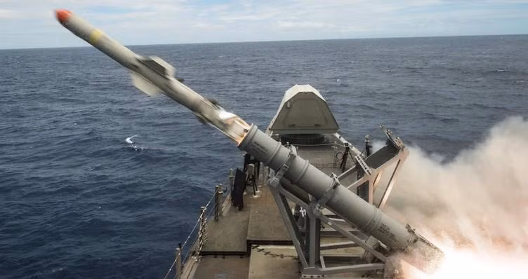 Tuy nhiên khi được trang bị trên máy bay có sức cơ động cao thì tầm bắn xa không còn là yếu tố số một trong việc tiêu diệt chiến hạm đối phương.