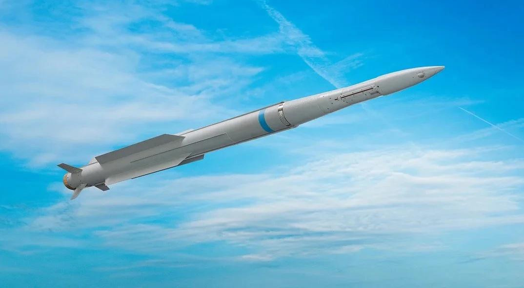 Nhà sản xuất cho biết, tổ hợp tên lửa phòng không IRIS-T ra đời để bảo vệ các đơn vị quân đội và cơ sở hạ tầng khỏi tên lửa hành trình, máy bay cánh cố định cũng như trực thăng tấn công của đối phương.