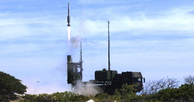 Tổ hợp vũ khí này cho phép kết hợp các yếu tố bao gồm cảm biến, radar, hệ thống điều khiển chiến đấu, thông tin liên lạc... từ các nhà sản xuất khác nhau vào một nền tảng duy nhất