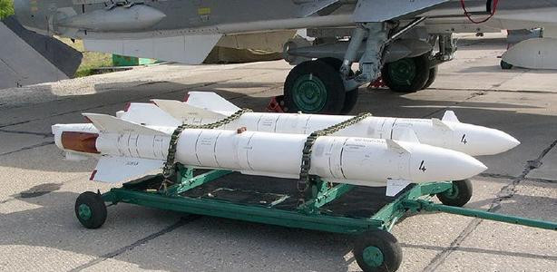 Kh-25MP là biến thể chống radar được phát triển từ tên lửa không đối đất Kh-25 nổi tiếng của Liên Xô.