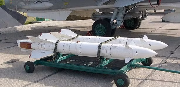 Kh-25MP là biến thể chống radar được phát triển từ tên lửa không đối đất Kh-25 nổi tiếng của Liên Xô.