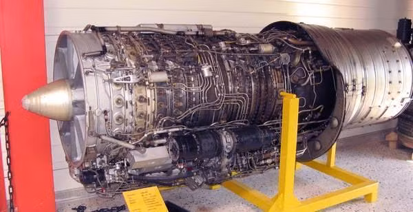 Chiếc máy bay được lắp đặt 2 động cơ phản lực đốt sau Saturn/Lyulka AL-21F-3A có công suất 110 KN (11216 Kgs) mỗi chiếc,