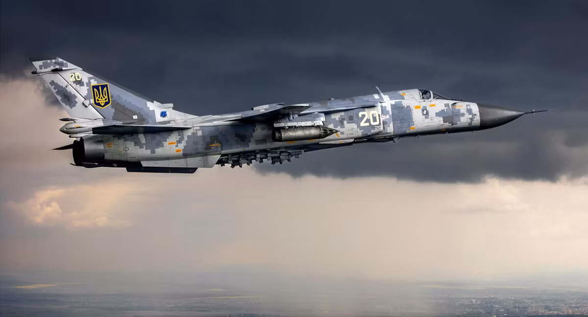 Su-24 có chiều cao 6,19 m, chiều dài 24,59 m. Khối lượng không tải khoảng 22.300 kg. Trọng lượng tối đa khi cất cánh là 39.700kg. Trần bay 11.000m, phi hành đoàn có 2 người.