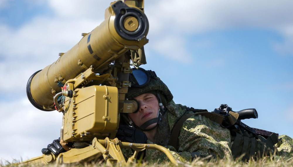 Bên cạnh chức năng chính là chống thiết giáp, tên lửa chống tăng trên chiến trường Ukraine còn có một công dụng khó tin là mang ra bắn... bộ binh nhằm tiêu diệt các ụ súng, lô cốt, công sự vững chắc từ cự ly ngoài tầm súng bộ binh.