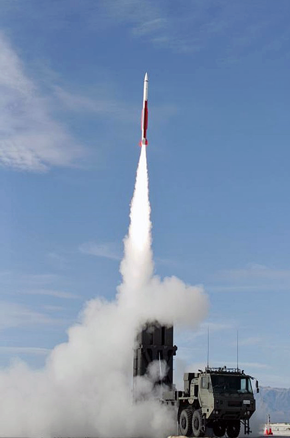 Type 12 được sản xuất bởi tập đoàn Mitsubishi, tên lửa có chiều dài 5 mét, trọng lượng tối đa 700 kg và mang theo đầu đạn nổ mạnh HE.