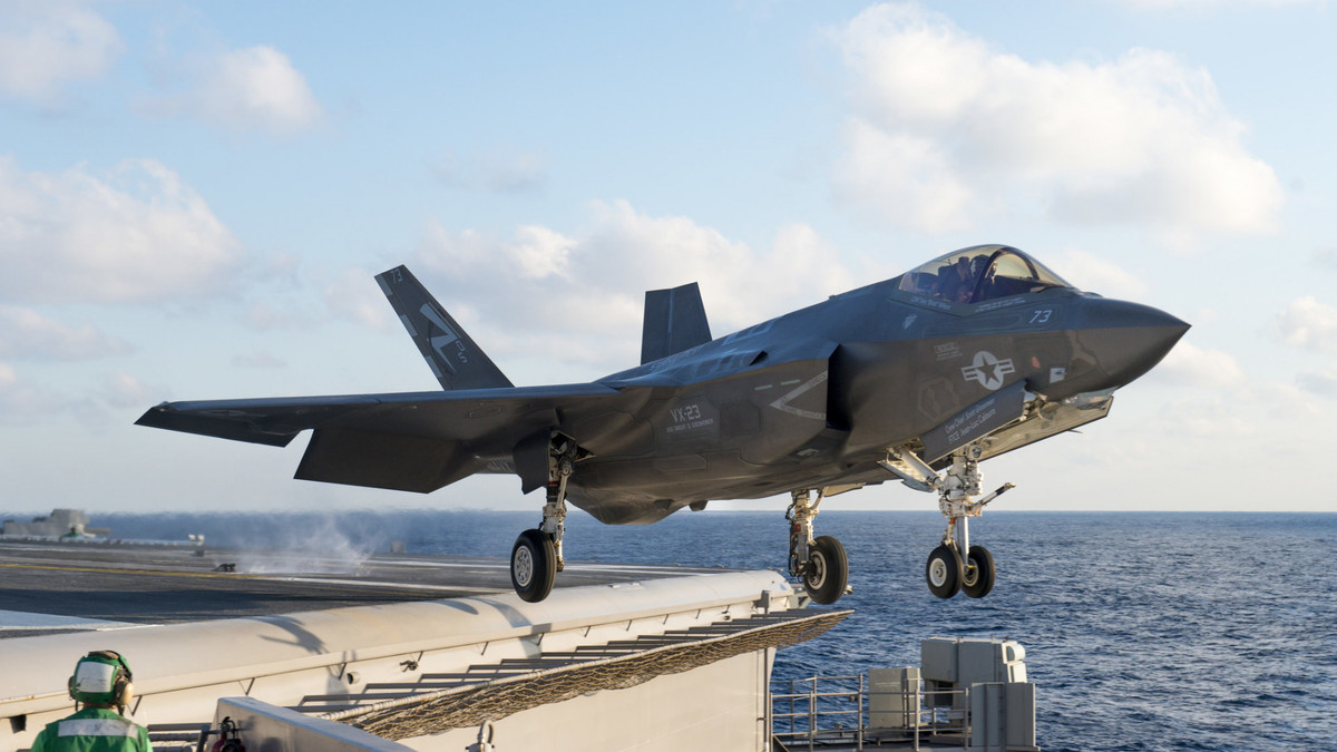 Cụ thể, trong khi các phiên bản khác của F-35 có thể chịu được lực gia tốc trọng trường lên tới 9G, thì ở phiên bản F-35C, gia tốc trọng trường tối đa có thể chịu đựng được chỉ là 7,5G.