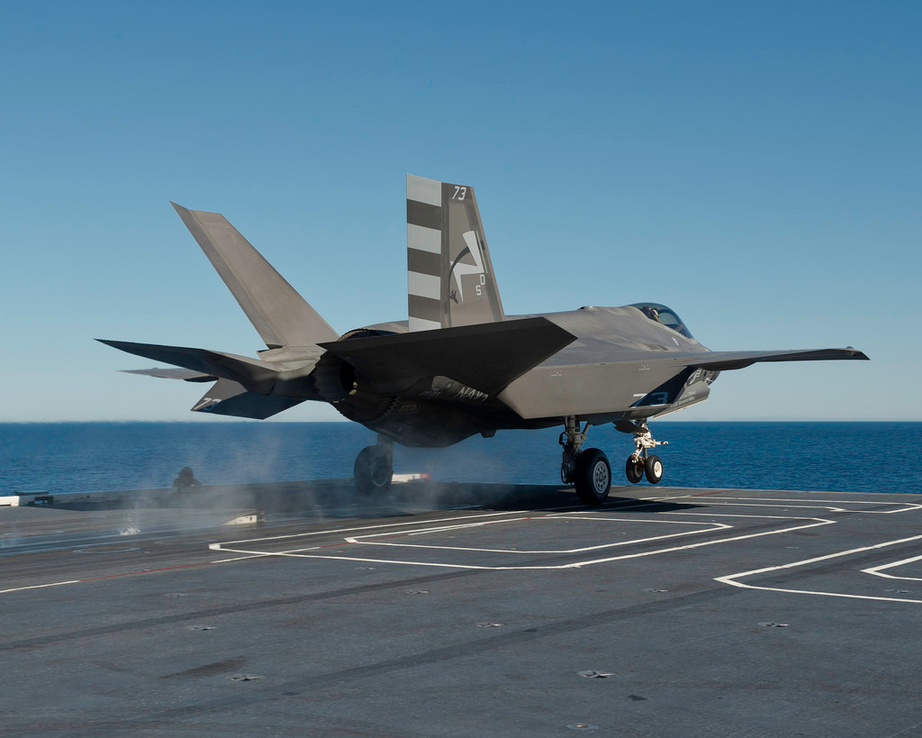 Tuy nhiên, giới chuyên gia lại cho rằng, bản thân toàn bộ các phiên bản F-35 đều không được thiết kế để không chiến ở cự ly gần, nói một cách công bằng, khi tác chiến quần vòng ở cự ly ngắn, mọi phiên bản tiêm kích F-35 thậm chí còn thua cả chiến đấu cơ F-16 "giá rẻ". Nguồn ảnh: Ydex.