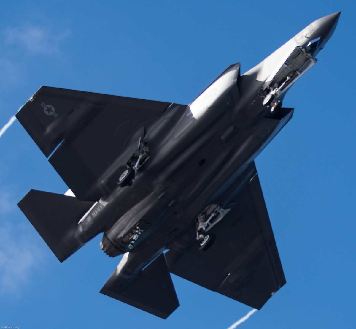 Thông cáo báo chí từ Hạm đội Thái Bình Dương của Mỹ cho biết, chiếc tiêm kích hạm F-35C Lightning II đã gặp trục trặc khi hạ cánh trên tàu sân bay, trong lúc tàu sân bay này đang cho thực hiện những hoạt động bay thường lệ ở biển Đông.