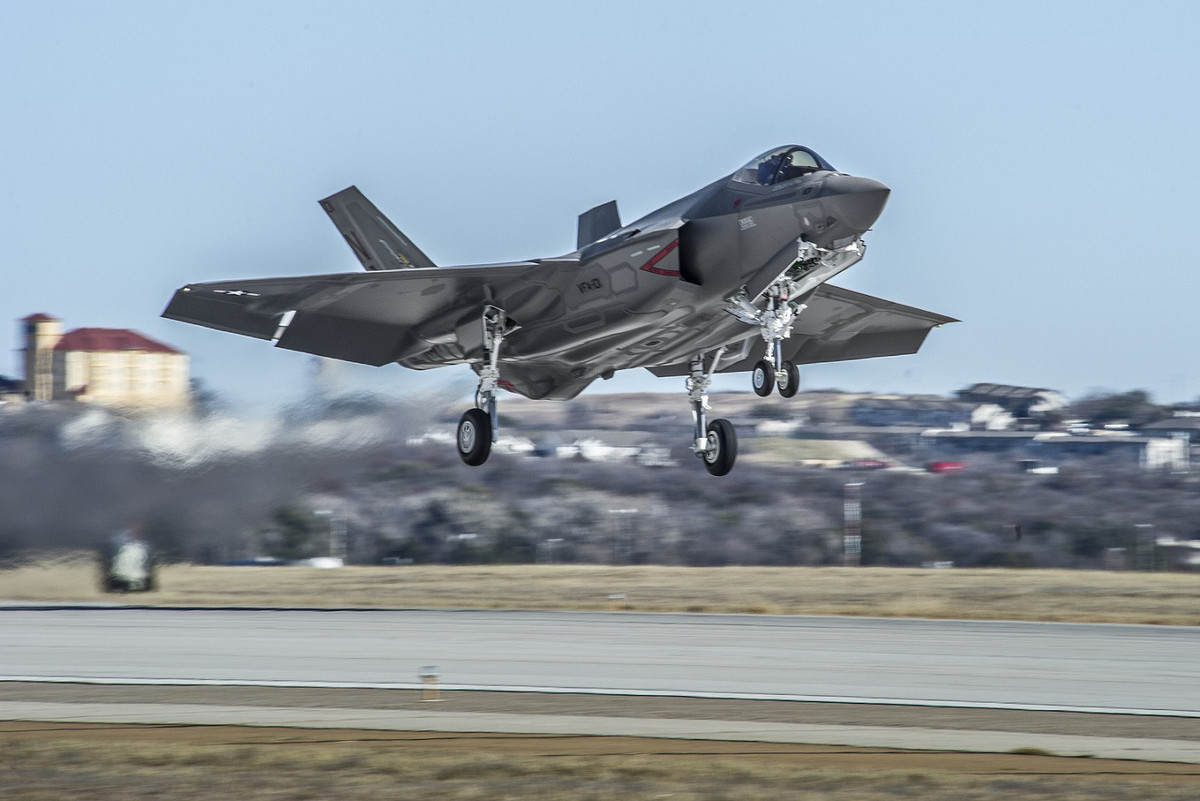 Để tối ưu hoá khả năng lưu trữ trên tàu sân bay chật chội, tiêm kích F-35C cũng được thiết kế để có thể gập cánh - giống như mọi loại tiêm kích hạm khác của Mỹ ở thời điểm hiện tại.