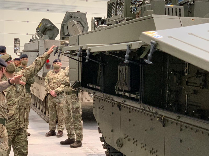 Vũ khí chính của xe tăng hạng nhẹ Sabrah là pháo nòng xoắn Elbit Systems Land cỡ 105 mm với cơ số đạn 36 viên, trong đó 24 viên được cất giữ trong thân xe. Đây thực chất là một biến thể từ khẩu L7/M68 nổi tiếng.