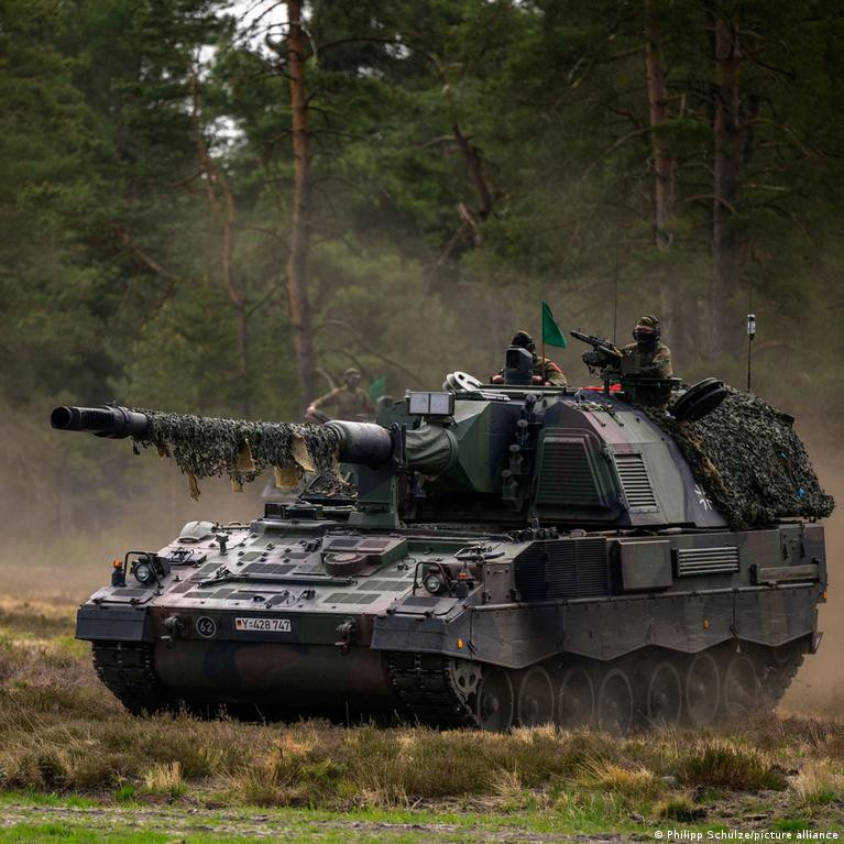 Tuy nhiên, cường độ chiến đấu ở Ukraine là quá ác liệt, mỗi khẩu pháo tự hành của Đức phải khai hỏa tới hàng trăm phát đạn mỗi ngày - khiến chúng sớm bị hư hỏng và cần bảo dưỡng lớn chỉ sau một tháng chiến đấu.