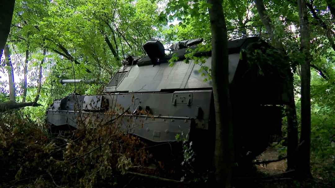 Tuy nhiên, ngay sau khi được đưa tới Ukraine tham chiến, pháo tự hành PzH 2000 đã bộc lộ nhiều điểm yếu. Nó không phù hợp với tác chiến cường độ cao, hệ thống hỗ trợ nạp đạn thường xuyên gặp vấn đề, thậm chí hỏng hoàn toàn.