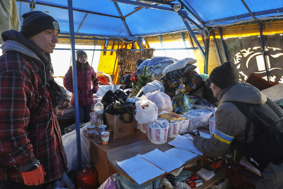 Bên trong một trạm hậu cần tiếp tế thức ăn, chăn màn cho những người dân Kharkiv phải rời bỏ nhà của mình vì xung đột.