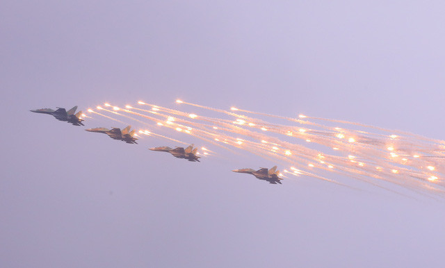 Màn trình diễn của Su-30 tại lễ khai mạc. Ảnh: Văn Điệp - TTXVN