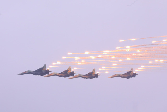 Màn trình diễn của Su-30 tại lễ khai mạc. Ảnh: Văn Điệp - TTXVN