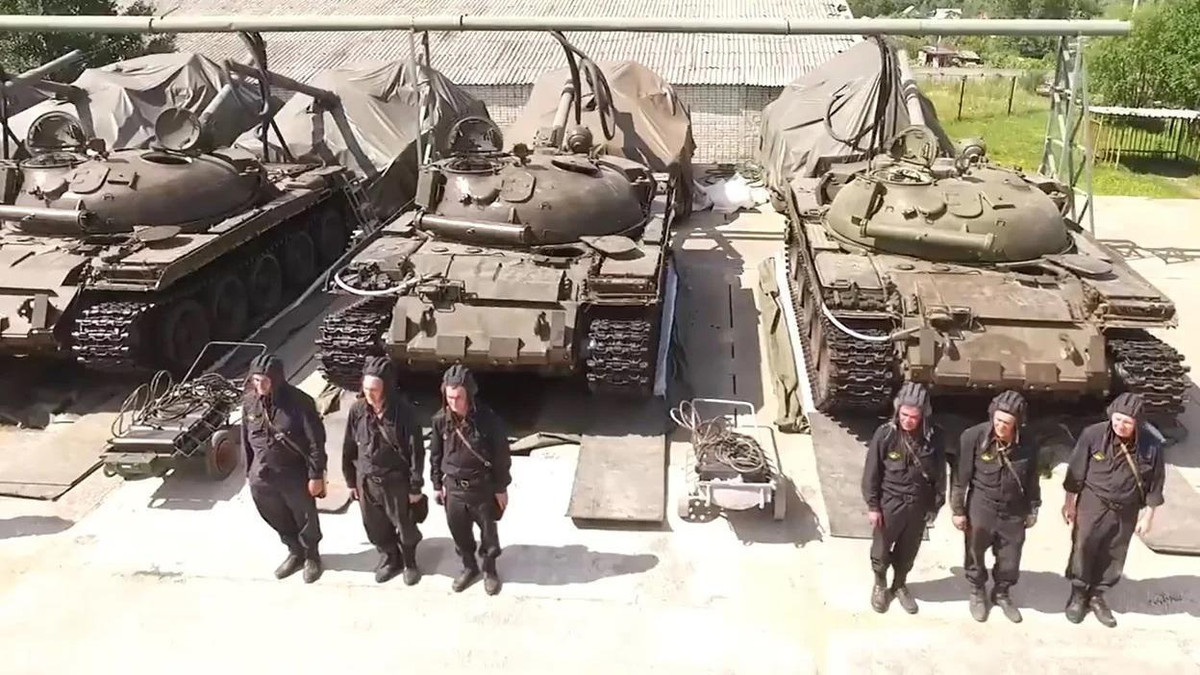 Pháo được nâng cấp hệ thống ngắm bắn với hệ thống điều khiển hỏa lực Volna gồm thiết bị đo xa laser KTD-2 lắp trên thân súng chính.