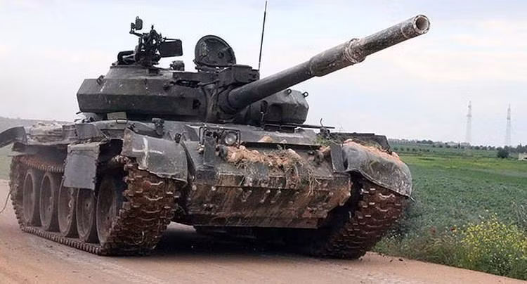 Lớp giáp bổ sung mặt trước giúp T-62M có khả năng phòng thủ gần tương đương xe tăng chủ lực T-64A và T-72.