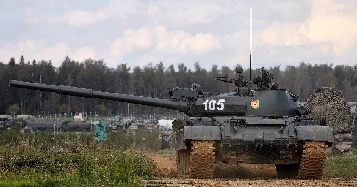 Chiến trường Ukraine một lần nữa như hồi sinh dòng xe tăng này. Hiện Nga vẫn đang có hàng ngàn chiếc T-62M đang nằm trong các kho dự trữ.