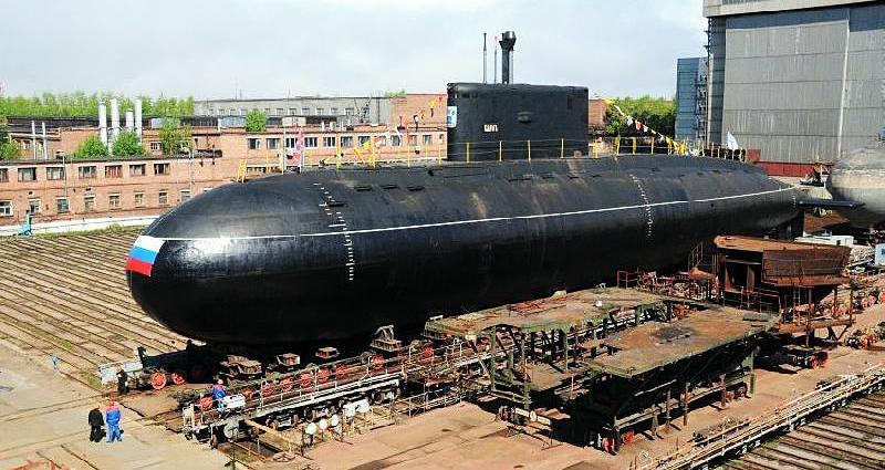 Lớp tàu Kilo 636.3 cải tiến được trang bị 6 ống phóng ngư lôi cỡ 533 mm. Cơ số vũ khí của tàu gồm 18 ngư lôi Type-53-65, TEST-71, ngư lôi siêu khoang VA-111 Shkval cùng tổ hợp tên lửa hành trình Kalibr/Klub-S và thêm 24 quả mìn.