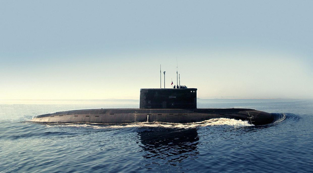 Trong chế độ hành trình bình thường, tàu sử dụng radar MRK-50 Albatros để định vị và nhận dạng các tàu thuyền xung quanh.