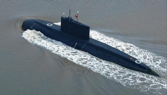 Vỏ ngoài tàu ngầm được bọc kín bằng lớp cao su đặc biệt, có khả năng cách âm từ bên trong và hấp thụ sóng âm từ bên ngoài. Lớp vỏ cao su này giảm khả năng phát hiện mục tiêu từ sonar chủ động và thụ động của đối phương.