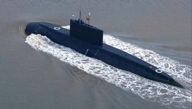 Vỏ ngoài tàu ngầm được bọc kín bằng lớp cao su đặc biệt, có khả năng cách âm từ bên trong và hấp thụ sóng âm từ bên ngoài. Lớp vỏ cao su này giảm khả năng phát hiện mục tiêu từ sonar chủ động và thụ động của đối phương.