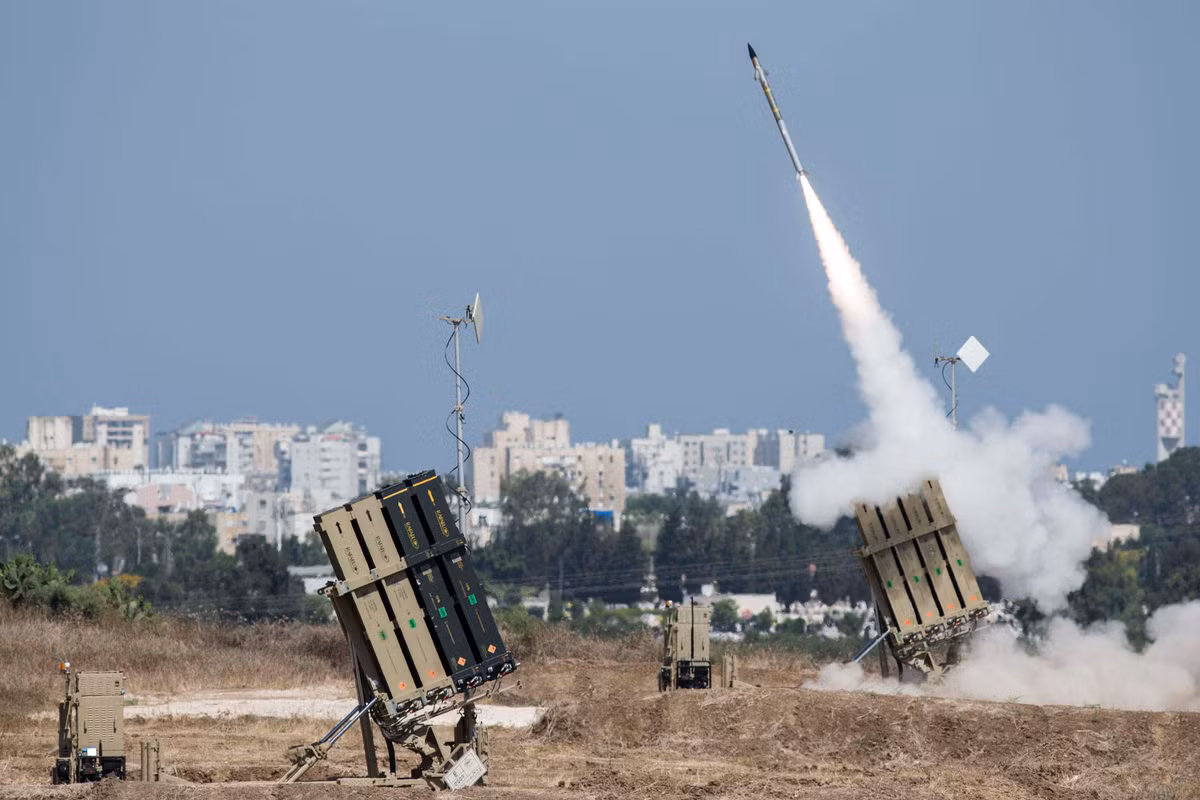 Mỗi tổ hợp Iron Dome cũng có giá thành xuất khẩu khá rẻ, tùy từng phiên bản mà giá có thể giao động trong khoảng từ 50 triệu cho tới 170 triệu USD. Để phòng thủ được cho Kharkiv, Ukraine cần tối thiểu hai tiểu đoàn Iron Dome, do góc phủ radar của tổ hợp này cũng chỉ là 120 độ.