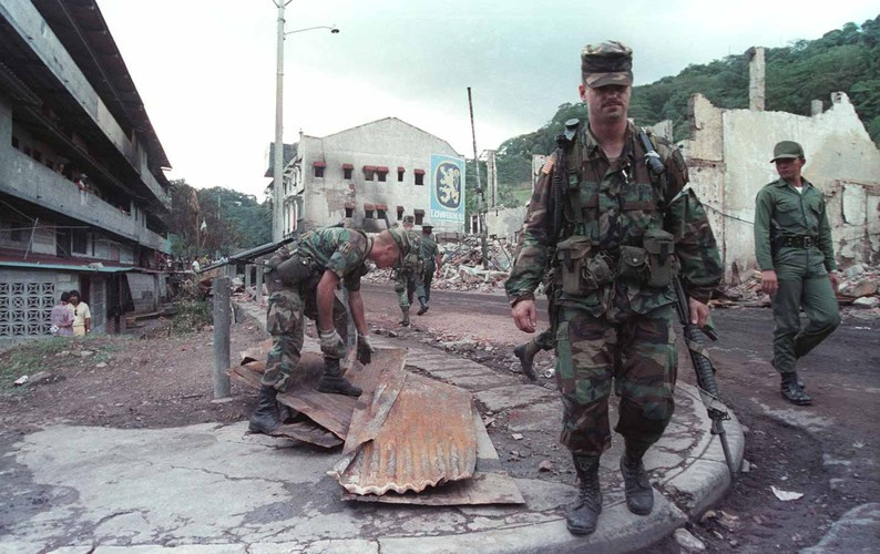 Và khi Panama bất ổn, người lo sợ nhất chính là Mỹ. Thậm chí Mỹ còn sợ rằng Panama sẽ nổi loạn, biến thành một Cuba thứ hai và khi đó, con đường tắt nối giữa Thái Bình Dương và Đại Tây Dương của Mỹ sẽ bị chặt đôi.