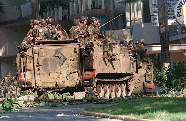 Cuộc chiến diễn ra chóng vánh với phần thắng hoàn toàn nghiêng về phía Mỹ, quân đội Panama chống trả yếu ớt, người dân Panama thậm chí không quan tâm tới sự có mặt của lính Mỹ trên đường đi làm của họ hàng ngày.