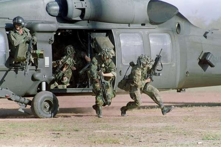 Về phía dân thường, Mỹ cho rằng có 202 dân thường Panama thiệt mạng, Liên Hiệp Quốc khẳng định có trên 500 dân thường Panama thiệt mạng, trong đó có một nhà báo người Tây Ban Nha.