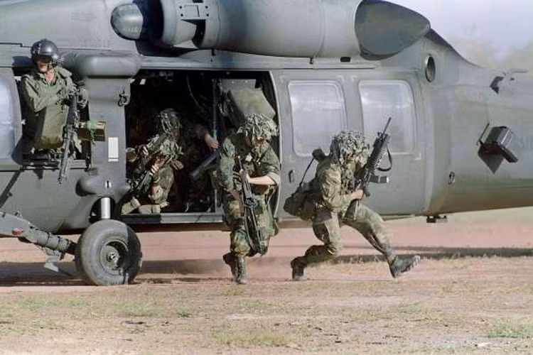 Về phía dân thường, Mỹ cho rằng có 202 dân thường Panama thiệt mạng, Liên Hiệp Quốc khẳng định có trên 500 dân thường Panama thiệt mạng, trong đó có một nhà báo người Tây Ban Nha.