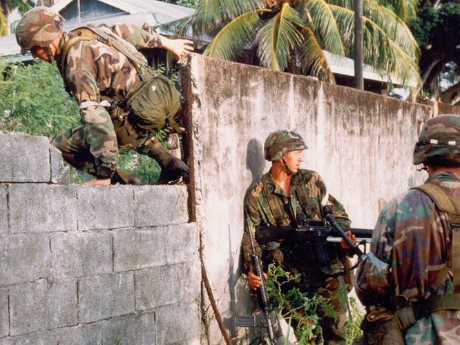 Ngày 20/12/1989, 27.000 quân đội Mỹ tấn công Panama trong một kế hoạch được tính toán trước, số lượng quân này áp đảo hoàn toàn quân đội Panama khi đó.