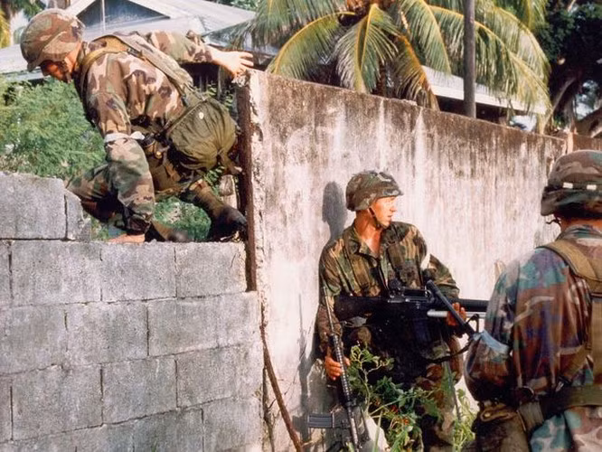 Ngày 20/12/1989, 27.000 quân đội Mỹ tấn công Panama trong một kế hoạch được tính toán trước, số lượng quân này áp đảo hoàn toàn quân đội Panama khi đó.