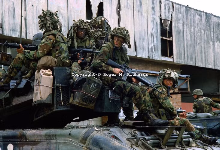 Theo thông tin được Mỹ công bố, tổng cộng quân đội Panama có khoảng 250 tới 310 lính thiệt mạng, hơn 2000 bị bắt giữ, số còn lại tan hàng tại chỗ.