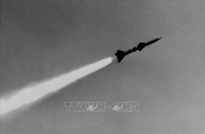 Tổng kết chiến dịch, lực lượng đóng góp công đầu trong bắn rơi máy bay ném bom B-52 chính là bộ đội tên lửa. Sau này một số sử gia của Mỹ cho rằng, trong 12 ngày đêm, bộ đội tên lửa Việt Nam đã bắn 1.000 quả tên lửa; nếu kéo dài thời gian đánh phá thì Hà Nội sẽ hết tên lửa dự trữ. Ảnh: Bộ đội tên lửa chiến đấu bảo vệ Thủ đô năm 1972 - Nguồn: TTXVN