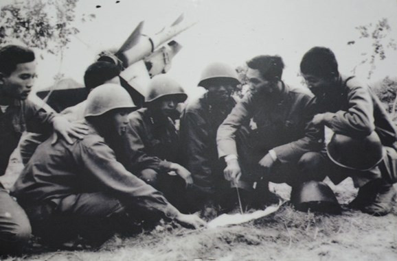 Thực tế thì 12 ngày đêm, ta chỉ bắn 340 tên lửa, tức là hết 60% kho tên lửa, cộng thêm 300 quả tên lửa cũ ta mới phục hồi lại, số tên lửa này đã có từ trước chưa sử dụng. Nếu Mỹ dám đánh thêm thì ta thừa sức chiến đấu thêm 12 ngày đêm thậm chí là lâu hơn nữa. Ảnh: Tiểu đoàn tên lửa 77, Trung đoàn tên lửa 257, bắn rơi 4 máy bay B-52 tại Hà Nội trong 12 ngày đêm tháng 12/1972 - Nguồn: LSQSVN.