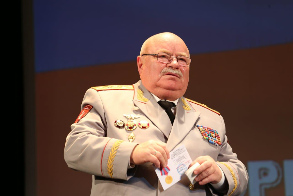 "Ukraine đặt niềm tin vào xe tăng Ba Lan trong vô vọng - đây là những chiếc T-72 bình thường do Liên Xô sản xuất, chỉ được hiện đại hóa một chút và định danh theo cách của Ba Lan", Thiếu tướng Nikolai Tutrin cho biết trong cuộc trò chuyện với tờ PolitExpert.