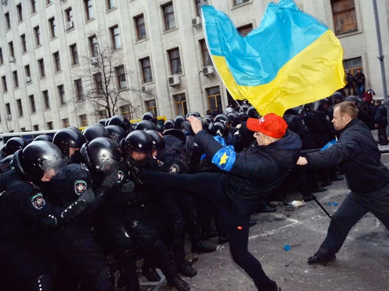 Phương Tây đã cổ vũ và ủng hộ cuộc đảo chính đó. Họ đã chà đạp lên những giá trị và nguyên tắc mà họ luôn cố gắng bảo vệ trên khắp thế giới. Khi đó, Mỹ và châu Âu lại nhắm mắt làm ngơ việc chế độ mới được thành lập ở Kiev thực hiện chính sách chèn ép người nói tiếng Nga ở vùng Donbass”.