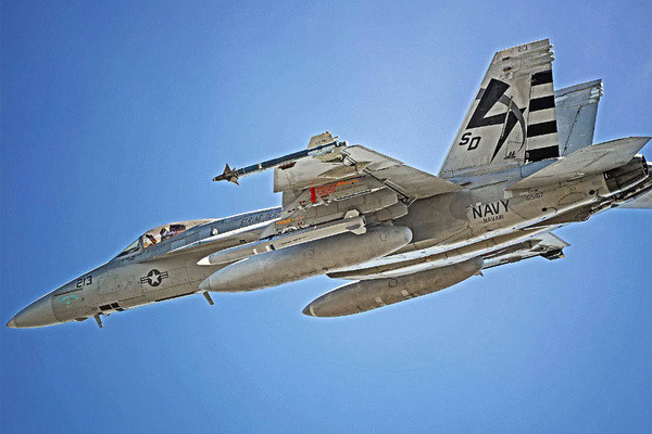 Mặc dù vậy, AGM-88 hiện đang là loại tên lửa chống bức xạ duy nhất trong biên chế quân đội Mỹ. Điều khiến truyền thông phải thắc mắc là làm thế nào để Ukraine triển khai được loại vũ khí này, khi mà AGM-88 chắc chắn chỉ có thể phóng đi được từ cơ cấu phóng trên không, trong khi đó Ukraine lại không có máy bay phù hợp.