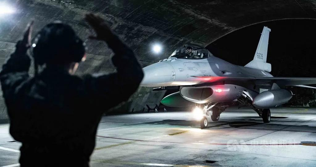 6 chiến đấu cơ F-16V sau đó cất cánh làm nhiệm vụ trinh sát và huấn luyện ban đêm, trong đó hai chiếc mang tên lửa.