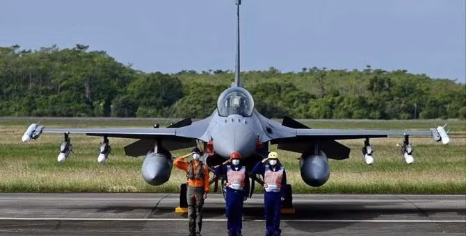 Ngoài ra, những chiếc F-16 Viper của Đài Loan còn có thêm một tính năng đáng lưu tâm khác, đó là nó được nâng cao khả năng tàng hình nhờ lớp phủ radar HAVE GLASS II (RAM).