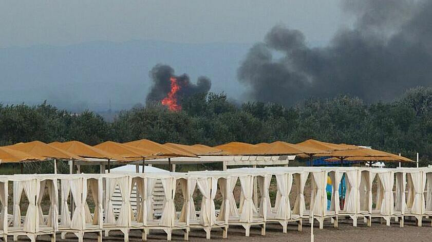 Ngoài căn cứ không quân Saki, một căn cứ quân sự của Nga ở Dzhankoi xảy ra vụ nổ hôm 16/8, trong khi một căn cứ khác ở tây Crimea cũng phát nổ trước đó một tuần.